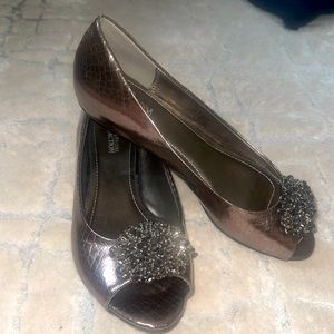 NWT Ladies Kenneth Cole REACTION Cooper/Bronze Flats Size 8 Beaded Toe Charm 8.5